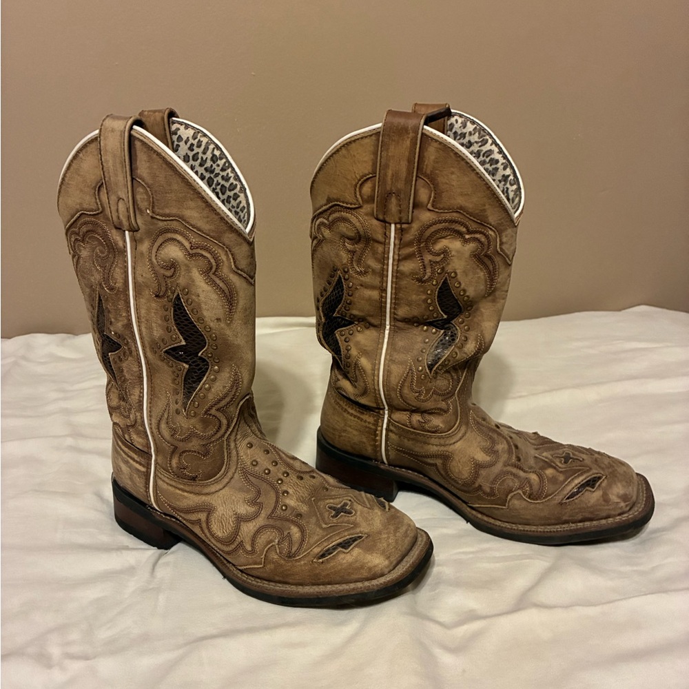 Laredo Women’s Spellbound Performance Boots Broad Square Toe Riding Boots